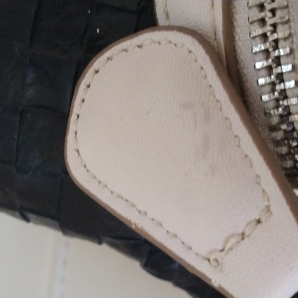 Simply Vera Vera Wang Purse. - Picture 5 of 10